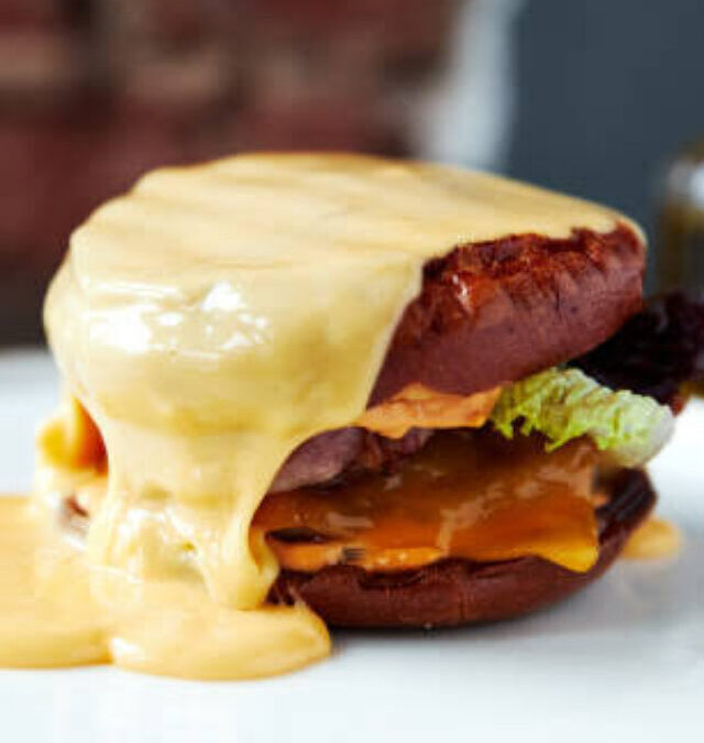 A Revolução do Queijo Derretido: Como a Máquina de Raclette Transforma os Hamburgueres