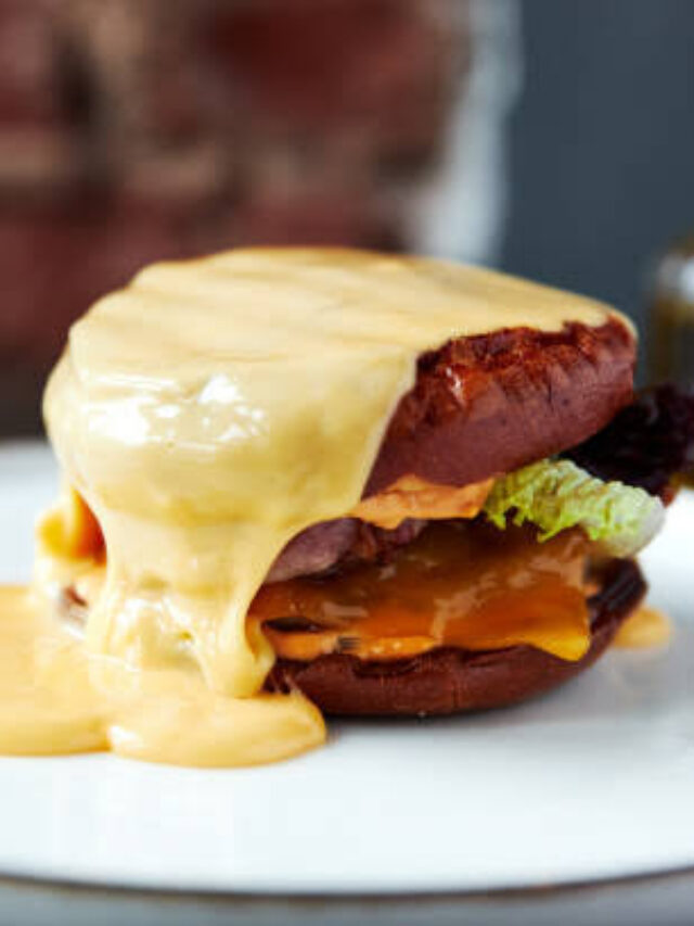 Queijo raclette sobre hamburguer